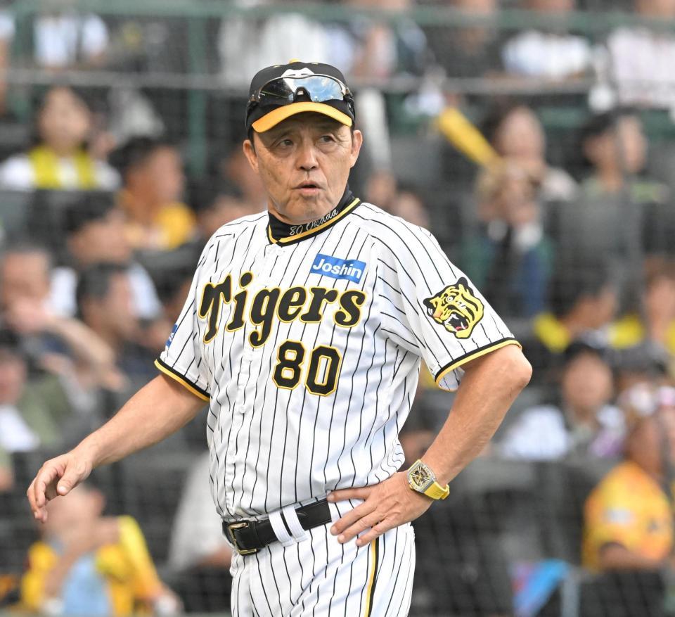 　９回、島田の代走にノイジーを告げ、厳しい表情でベンチに戻る岡田監督（撮影・高部洋祐）