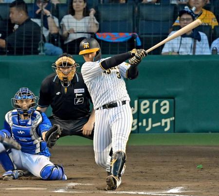 　延長１０回、左翼スタンドへソロを放つ大山（撮影・立川洋一郎）