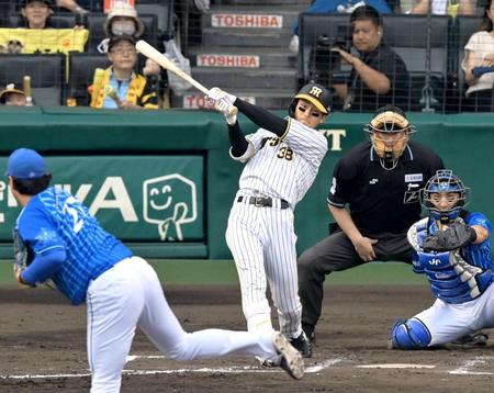 　７回、右前打を放つ小幡（撮影・立川洋一郎）