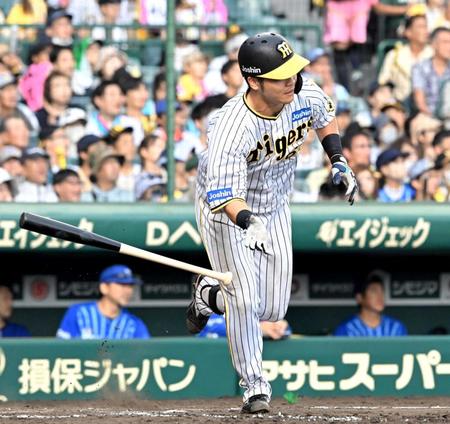 　８回、中前打を放つ小野寺