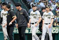 　９回、島田（左端）が頭部死球を受け、心配そうにベンチに戻る岡田監督（８０）＝撮影・高部洋祐