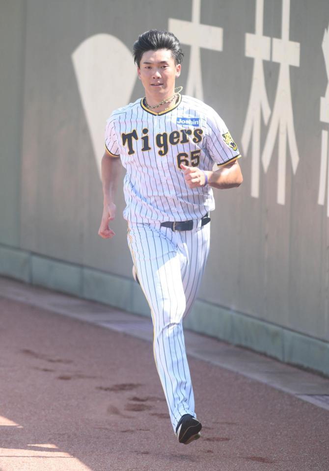 　練習で汗を流す湯浅（撮影・石井剣太郎）