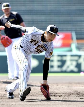 　投内連係に励む才木