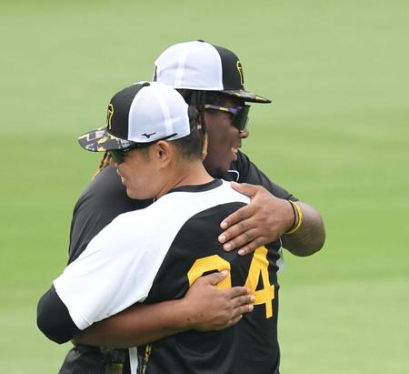 　原口（手前）と抱擁を交わすミエセス（撮影・中田匡峻）