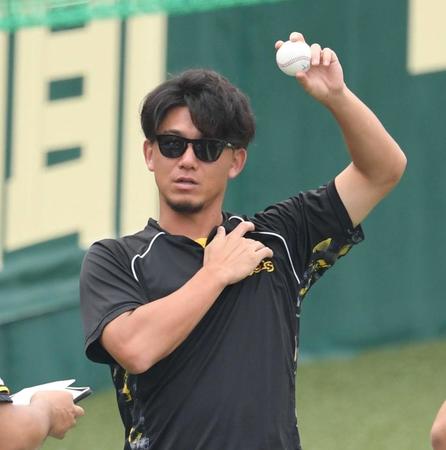 　ボールを手にする伊藤将（撮影・中田匡峻）