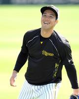 　キャッチボール中に笑顔を見せる青柳