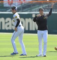 　２ケタ勝利に意気込む才木（左）と青柳（撮影・北村雅宏）