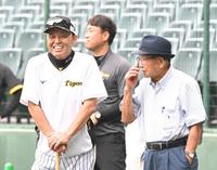 　試合前、吉田義男氏（右）と談笑する岡田監督（撮影・高部洋祐）