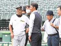 　試合前、談笑する岡田監督、鳥谷敬氏、吉田義男氏ら（撮影・高部洋祐）