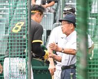 　試合前、佐藤輝（左）をねぎらう吉田義男氏（撮影・高部洋祐）