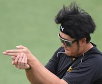 　何かを狙い撃ち！？する岩貞（撮影・中田匡峻）