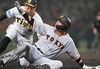 　３回、三塁タッチアウトの判定に対し抗議する長野（手前）＝撮影・高部洋祐