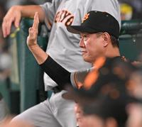 　３回、長野の三塁上の判定に対しリプレー検証を要求する原監督（撮影・高部洋祐）