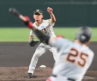 　１回、岡本和（手前）を遊ゴロに打ち取る伊藤将（撮影・高部洋祐）