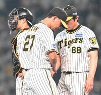 　７回途中、降板を告げられマウンドを降りる伊藤将（中央）＝撮影・高部洋祐