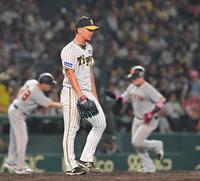　７回、丸に同点ソロを浴びる伊藤将（撮影・立川洋一郎）