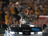 　リリーフカーに乗ってファンの声援に応える佐藤輝（撮影・高部洋祐）