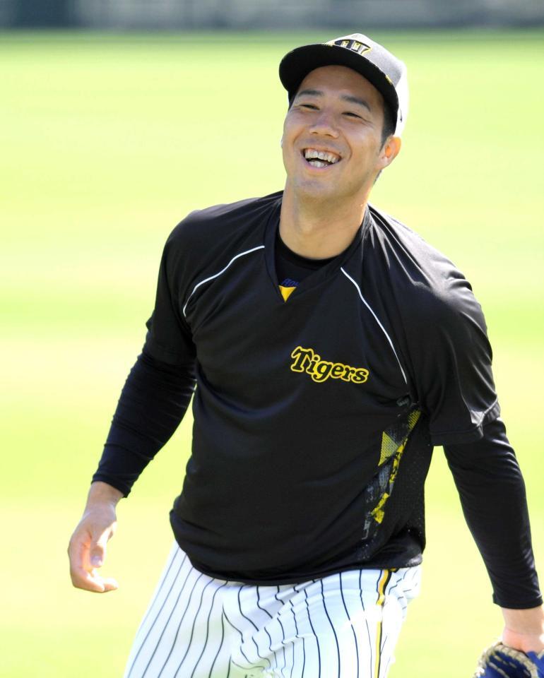 　キャッチボール中に笑顔を見せる青柳