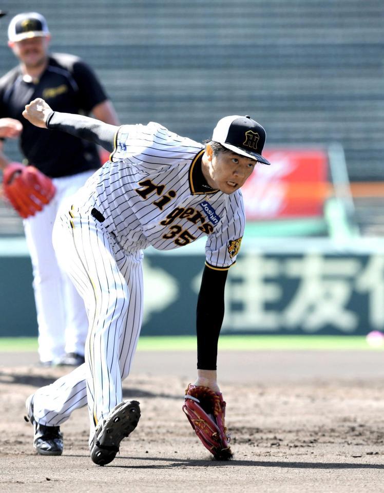 　投内連係に励む才木