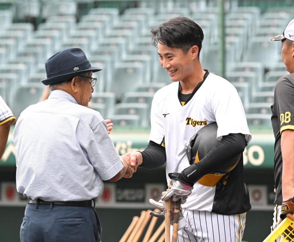 　試合前、吉田義男氏（左）にあいさつする木浪（撮影・高部洋祐）