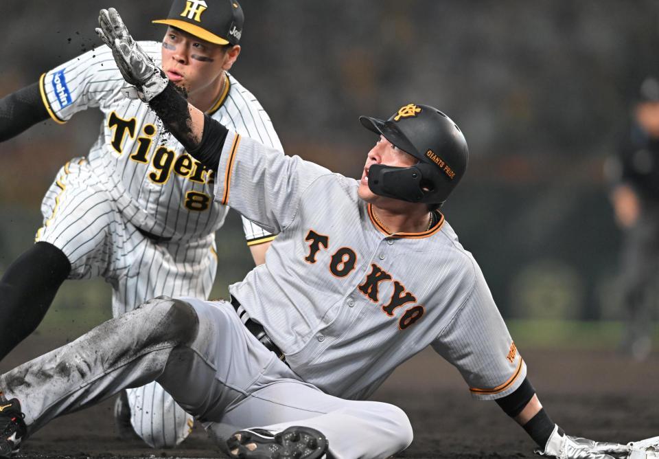 　３回、三塁タッチアウトの判定に対し抗議する長野（手前）＝撮影・高部洋祐