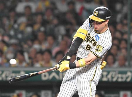 　８回、バットを折りながらも二塁打を放つ佐藤輝