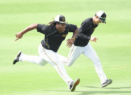 　小幡（右）とダッシュをするミエセス（撮影・中田匡峻）