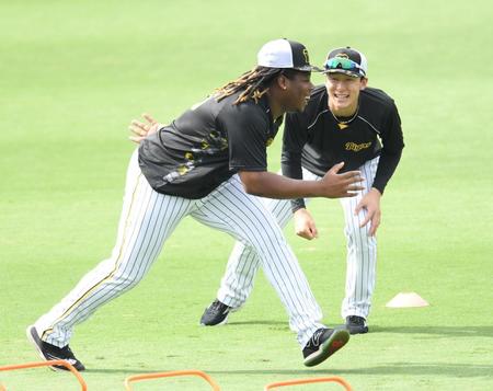 　小幡（右）とのダッシュでフライングするミエセス（撮影・中田匡峻）