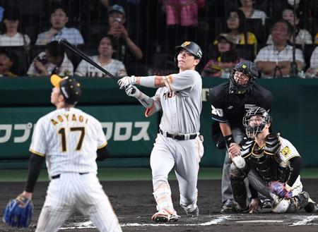 　６回、ライトスタンドに代打満塁本塁打を放った大城卓（投手は青柳、捕手は坂本）＝撮影・中田匡峻