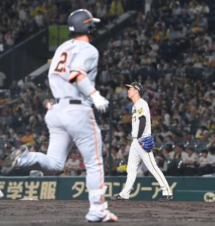 　６回、大城卓（左）に満塁弾を浴びる青柳（撮影・高部洋祐）