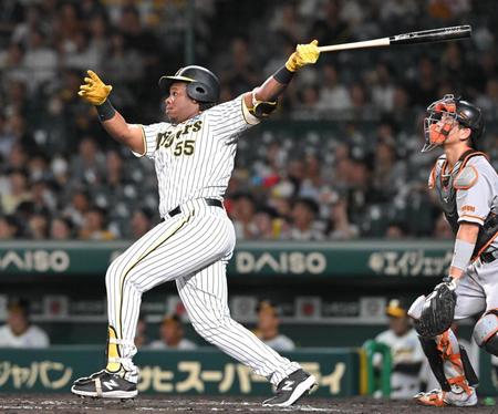 　９回、ソロを放つミエセス（撮影・高部洋祐）