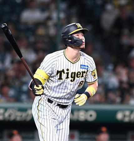 　９回、２１号２ランを放つ佐藤輝（撮影・飯室逸平）