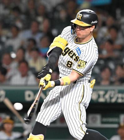 　９回、２ランを放つ佐藤輝（撮影・高部洋祐）