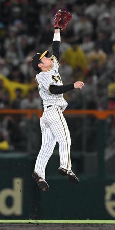 　５回、秋広の打球を好捕する中野（撮影・高部洋祐）