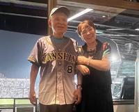 　甲子園で試合観戦した佐藤輝の祖父母の勲さん（左）と美智恵さん