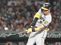 　８回、バットを折りながらも二塁打を放つ佐藤輝