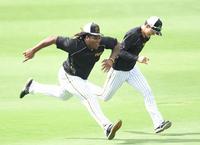 　小幡（右）とダッシュをするミエセス（撮影・中田匡峻）