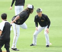 　小幡（右）とのダッシュでフライングするミエセス（撮影・中田匡峻）