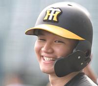 　試合前、練習の合間に笑顔を見せる森下（撮影・高部洋祐）