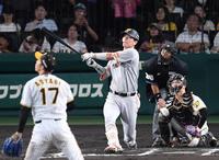 　６回、ライトスタンドに代打満塁本塁打を放った大城卓（投手は青柳、捕手は坂本）＝撮影・中田匡峻