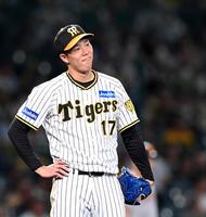 　６回、大城卓の満塁弾を浴び、首をかしげる青柳（撮影・飯室逸平）