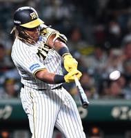 　９回、５号ソロを放つミエセス（撮影・飯室逸平）