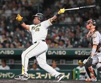 　９回、ソロを放つミエセス（撮影・高部洋祐）