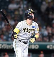 　９回、２１号２ランを放つ佐藤輝（撮影・飯室逸平）