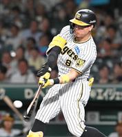 　９回、２ランを放つ佐藤輝（撮影・高部洋祐）