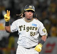 　９回、ソロを放ち、ピースポーズを決めるミエセス（撮影・高部洋祐）