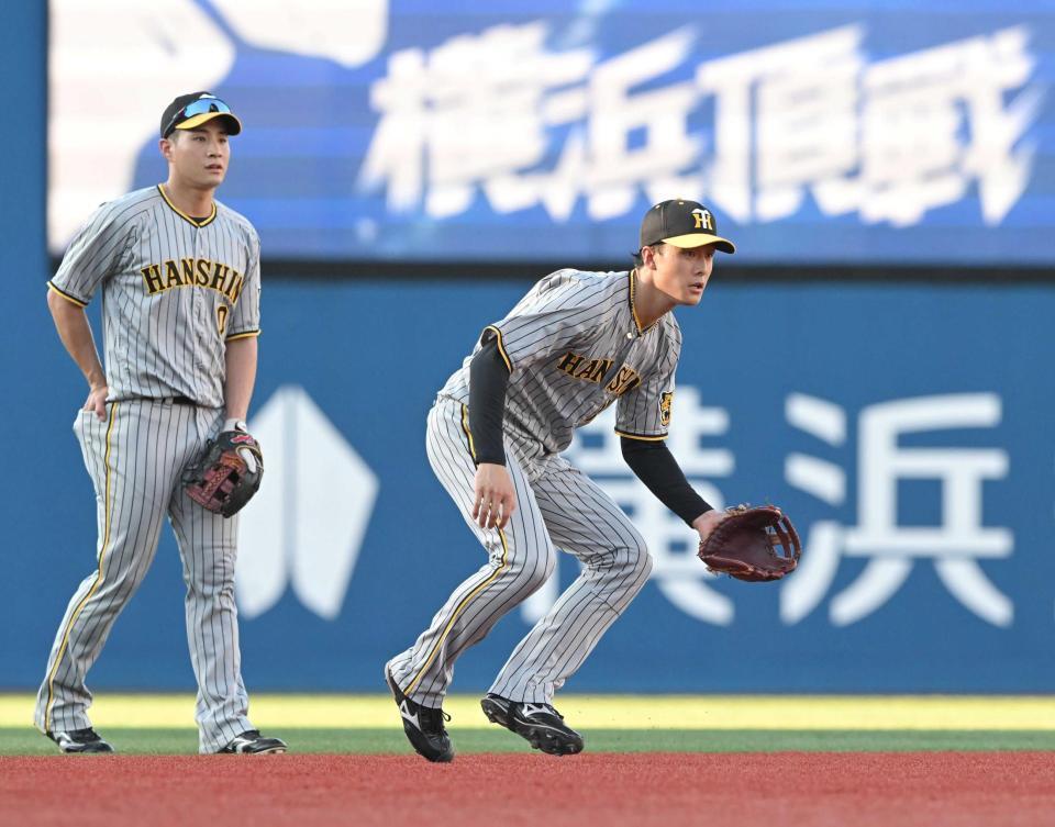 　試合前に木浪（左）と共にシートノックを受ける小幡