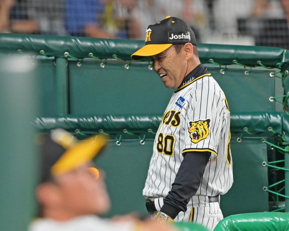 　７回、伊藤将の交代を告げてベンチへ戻る岡田監督（撮影・立川洋一郎）