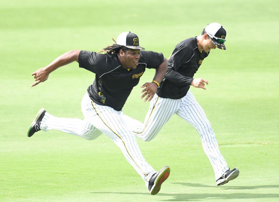　小幡（右）とダッシュをするミエセス（撮影・中田匡峻）