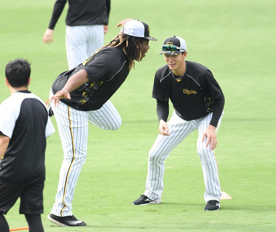 　小幡（右）とのダッシュでフライングするミエセス（撮影・中田匡峻）